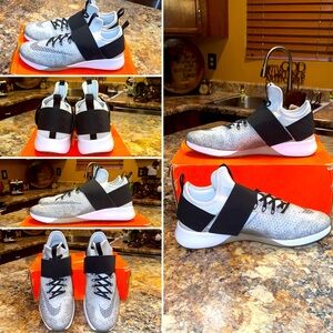 Women Nike Air Zoom Strong